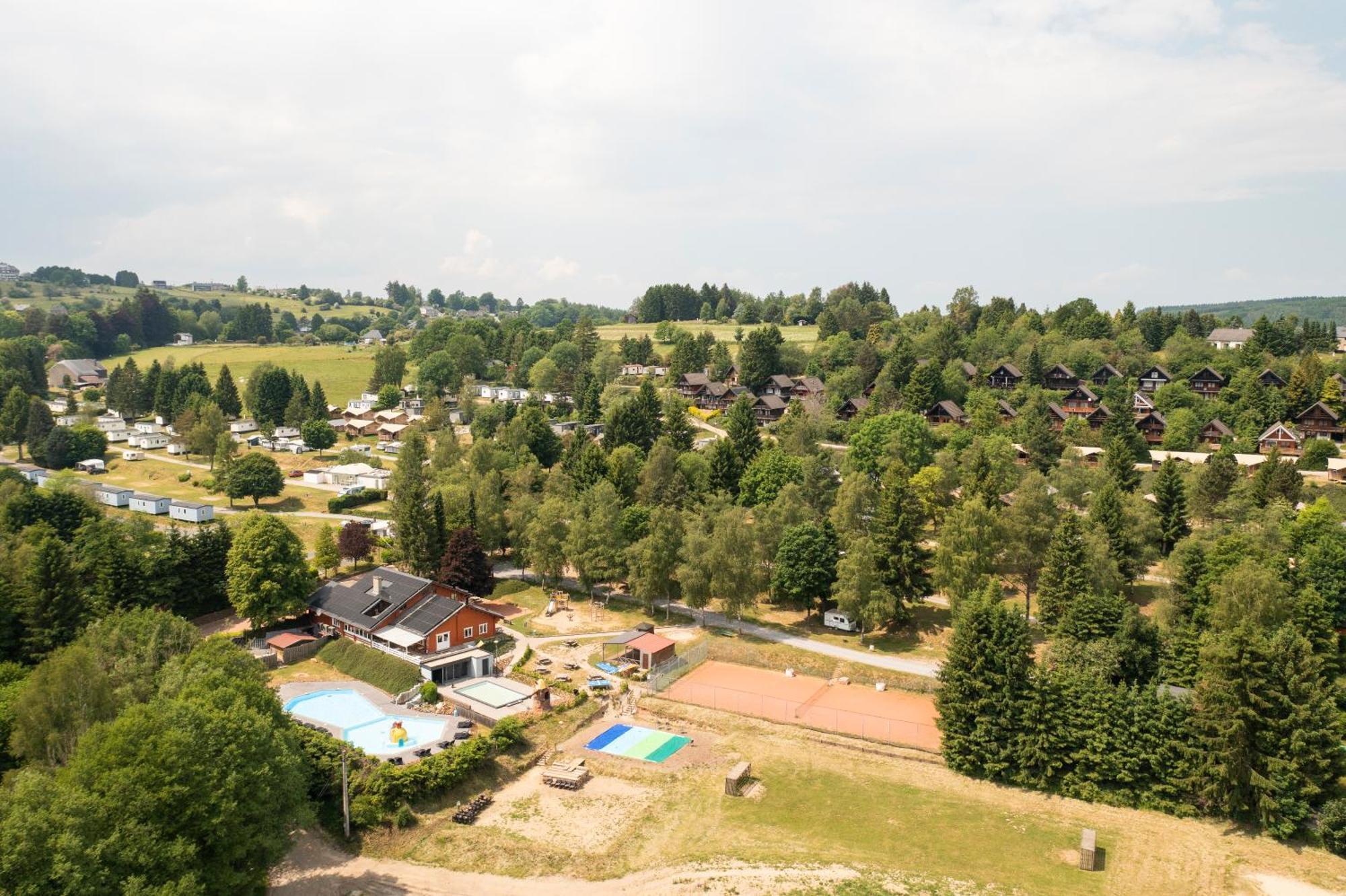Hotel Ardenparks Petite Suisse Dochamps Exterior foto